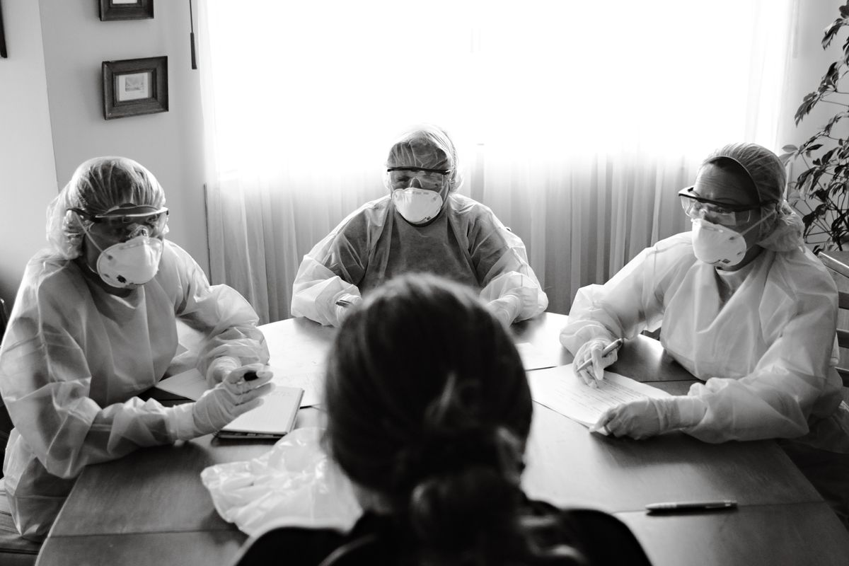 A healthcare team holding a focused advisory meeting to coordinate a patient's treatment plan